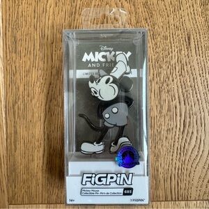 DISNEY LIMITED RELEASE MICKEY MOUSE STEAMBOAT WILLIE FIGPIN PIN #685